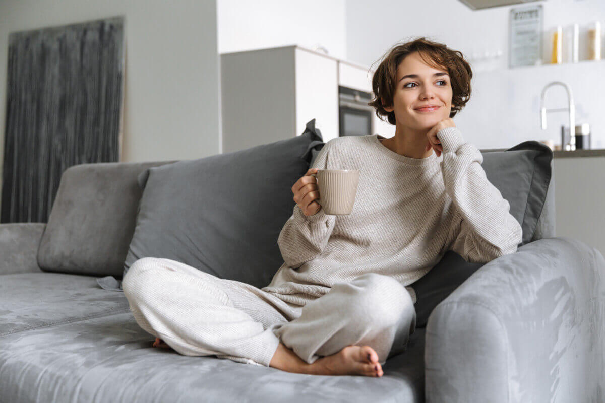 paulig1750-teppiche-couch-interieur-zufriedene_frau paulig1750-teppiche-couch-interieur-zufriedene_frau