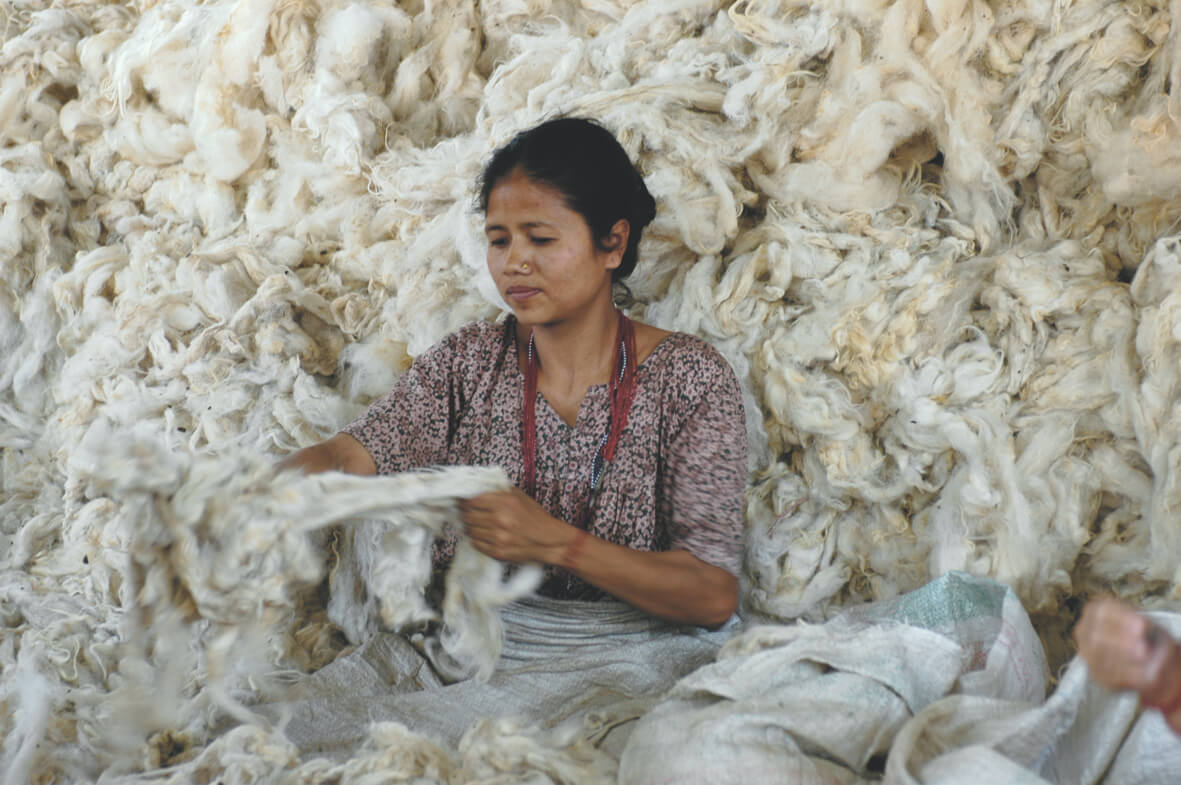 paulig1750-manufaktur-teppich-frau-produktion-wollberg-handarbeit